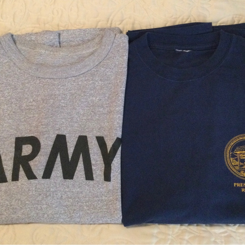 🍒Bundle Man’s Gray and Navy Graphic T-Shirts